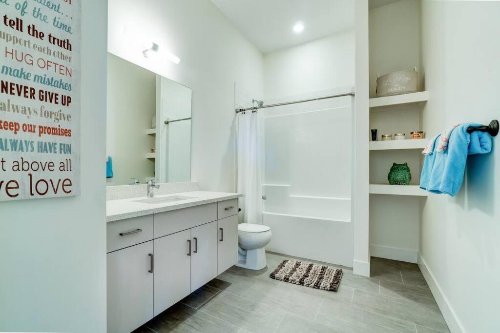 Mountain Retreat With Views, Hot Tub, Games & Ac Villa Chilliwack Bagian luar foto