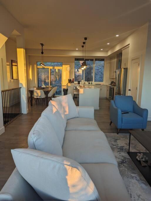 Mountain Retreat With Views, Hot Tub, Games & Ac Villa Chilliwack Bagian luar foto