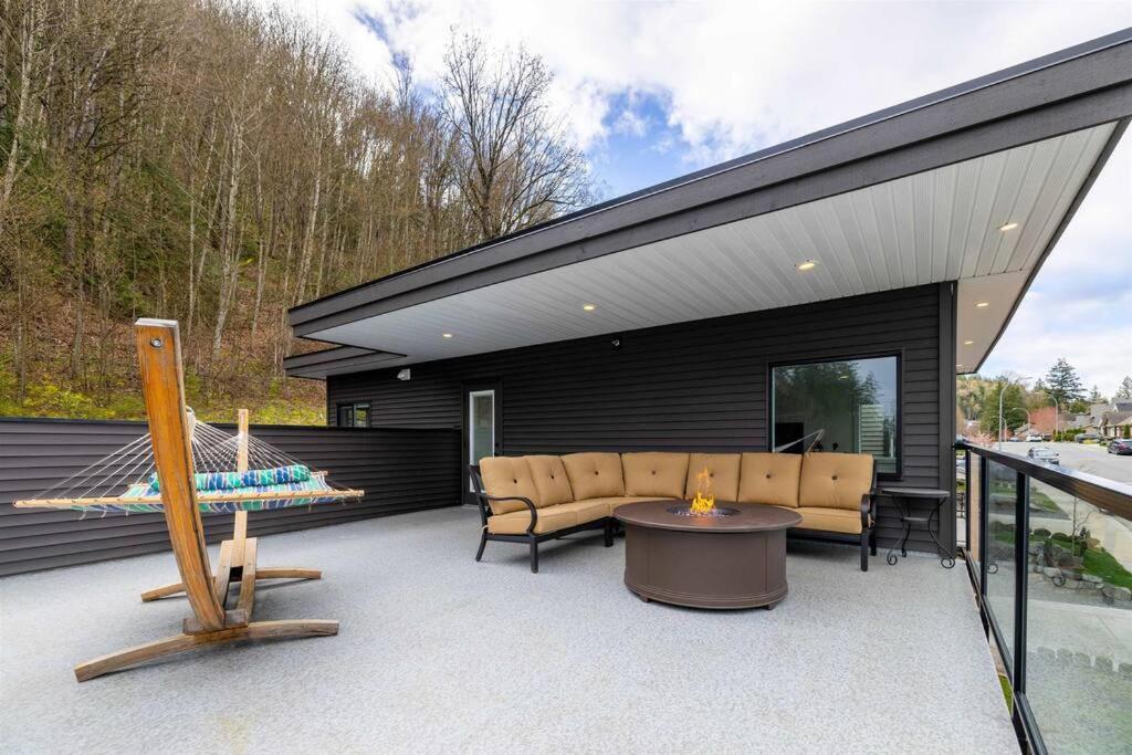 Mountain Retreat With Views, Hot Tub, Games & Ac Villa Chilliwack Bagian luar foto