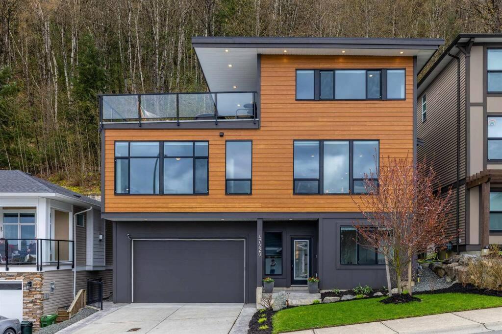 Mountain Retreat With Views, Hot Tub, Games & Ac Villa Chilliwack Bagian luar foto