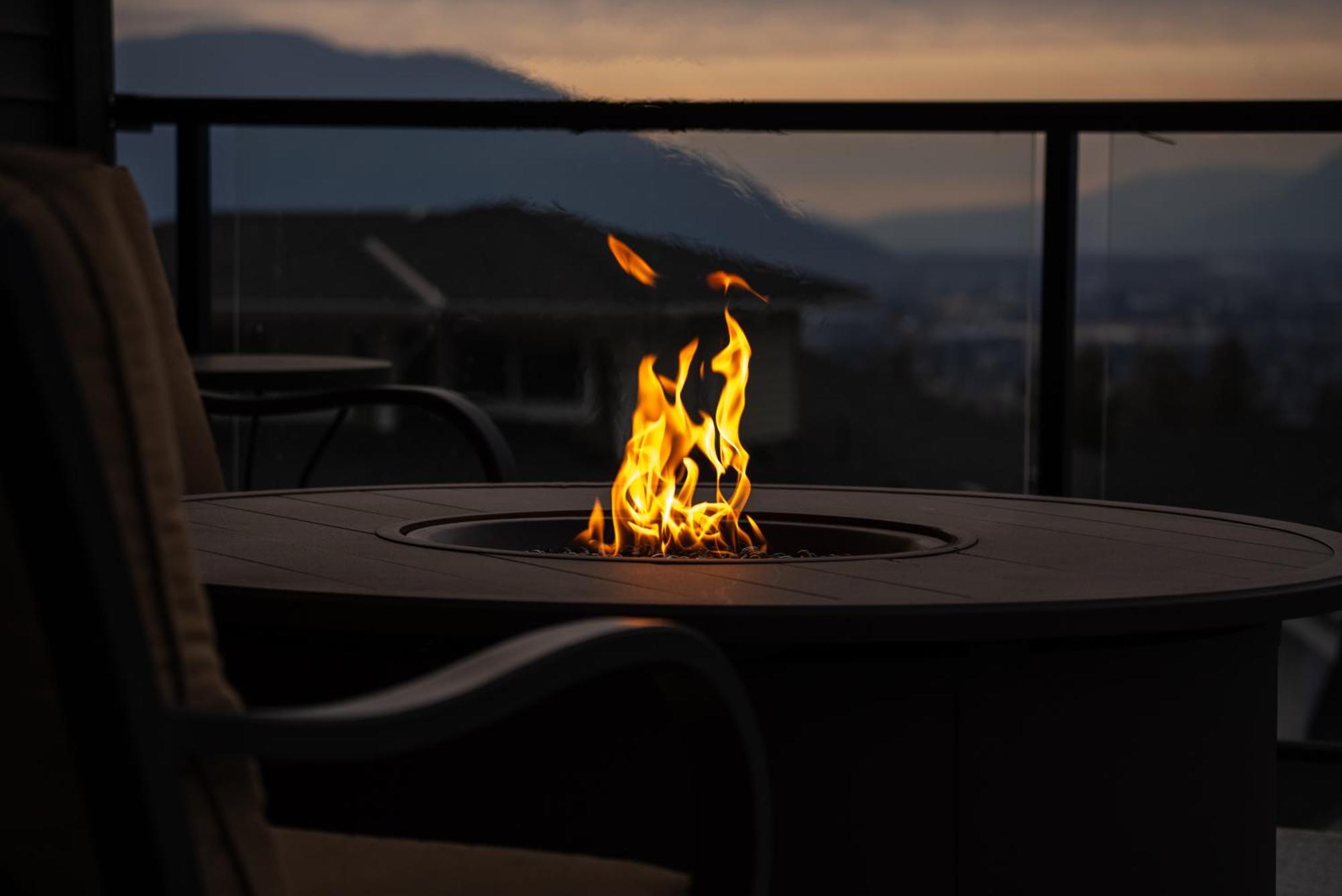 Mountain Retreat With Views, Hot Tub, Games & Ac Villa Chilliwack Bagian luar foto